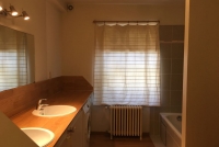 Large bathroom with bath tub and shower, WC, bidet, double sink, washing machine, dryer and lots of storage space